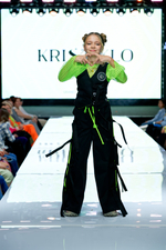 Черный костюм для ярких будней