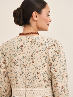 Платье с кружевными вставками