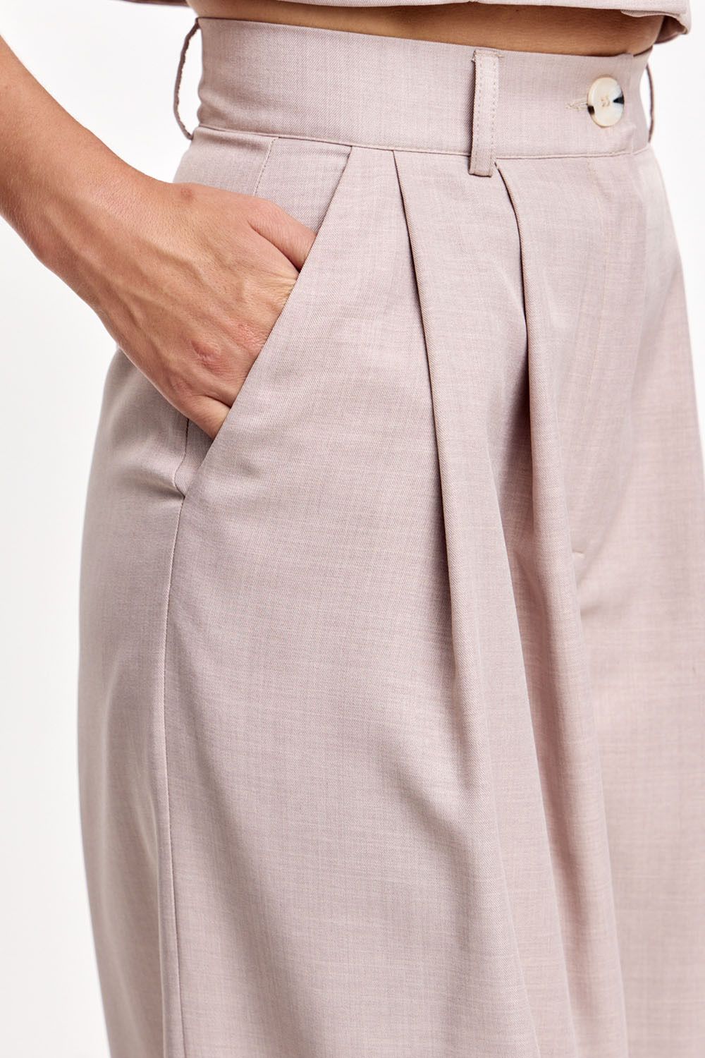 Свободные брюки с защипами серо-бежевого цвета