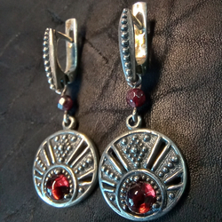 Серьги длинные "Луннички с камнями".