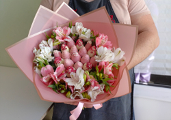 Букет из клубники в шоколаде и альстромерии