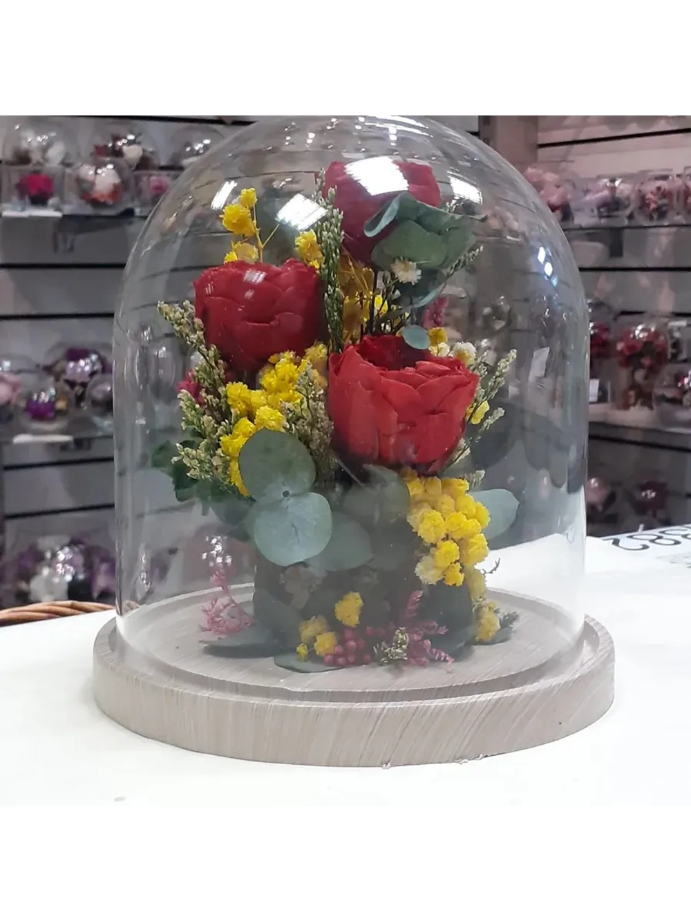 композиция из пионов, эвкалипта, лимониума