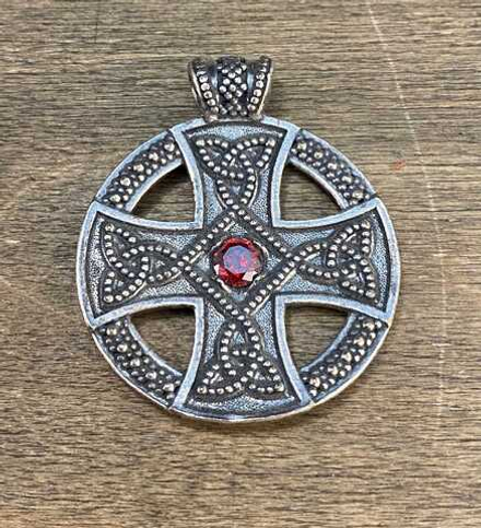 Кельтский крест с камнем