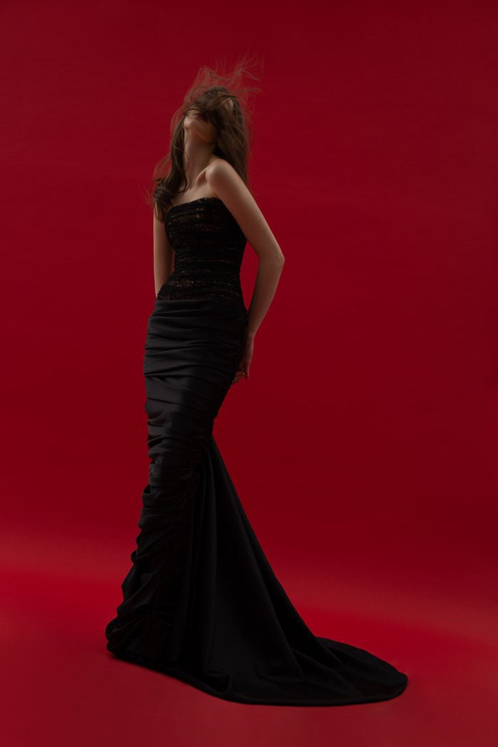 Платье макси драпированное из кружева и атласа со шлейфом