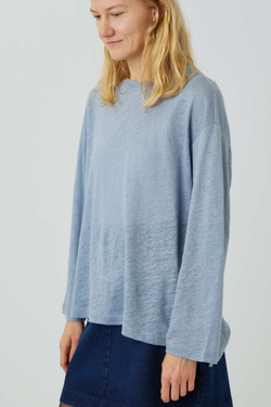 Топ с разрезами из голубого льна