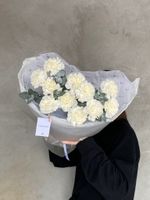 Букет из белоснежных диантусов с эвкалиптом