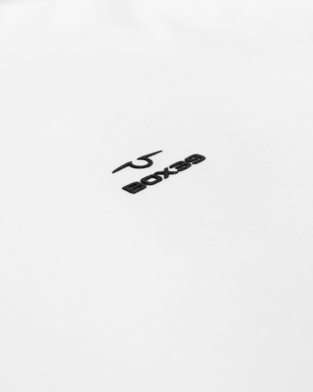 Футболка белая с лого на груди S