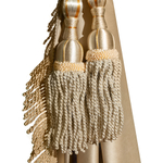 Шторы спального места с прихватами "Кисти" бежевые в кабину Volvo, Scania, MAN, DAF, Merc, Камаз, Sitrak, Shacman, Foton, FAW. Высота 1,5м, ширина одной стороны - 1,15м. Блэкаут, велюр. Бежевый цвет с бежевой бахромой и бежевыми кистями