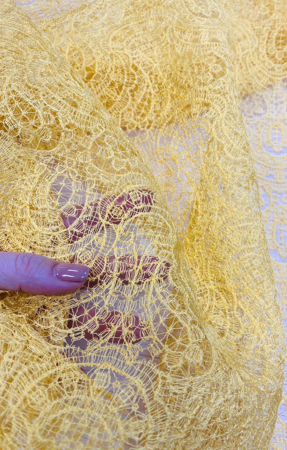 Ткань натуральный шелк 100% в кружевном полотне (Италия) ш-85см цена за 0,5м