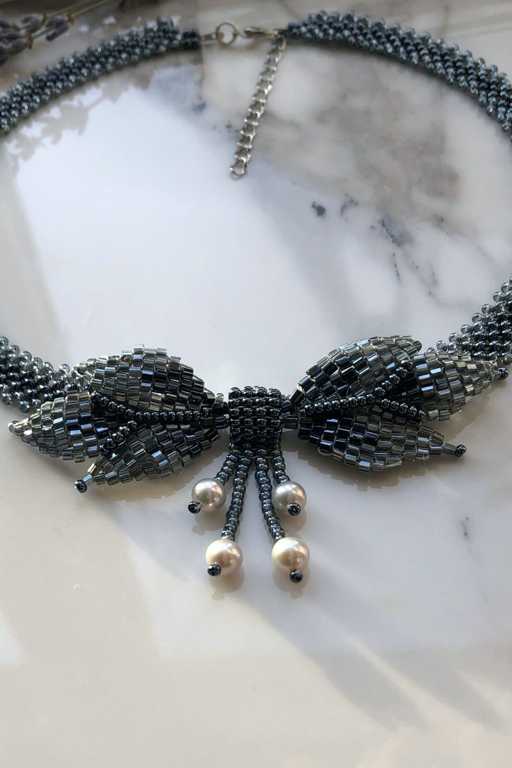 Колье "Бантик" ручной работы из бисера и морского жемчуга