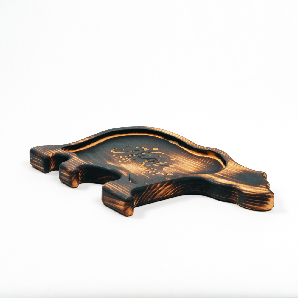 Деревянная менажница "Медведь" из кедра для подачи блюд и закусок с гравировкой "Never say Never"