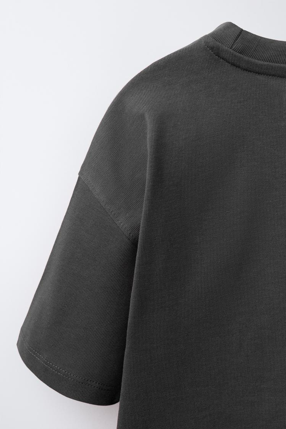 ZARA ФУТБОЛКА ИЗ ПЛОТНОЙ ТКАНИ С ВЫШИТОЙ НАДПИСЬЮ, АНТРАЦИТОВО-СЕРЫЙ