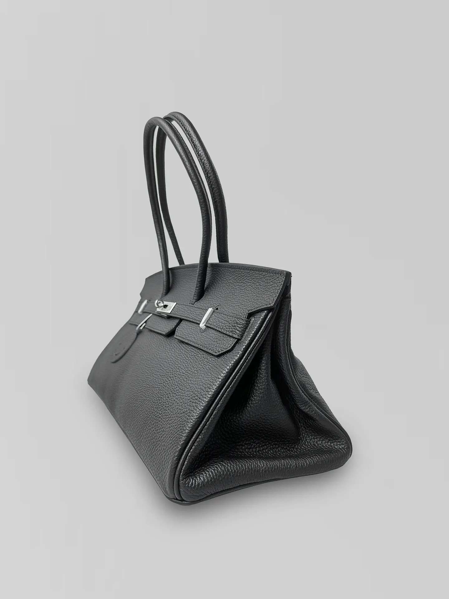 Сумка однотонная прямоугольной формы с короткими ручками и замком