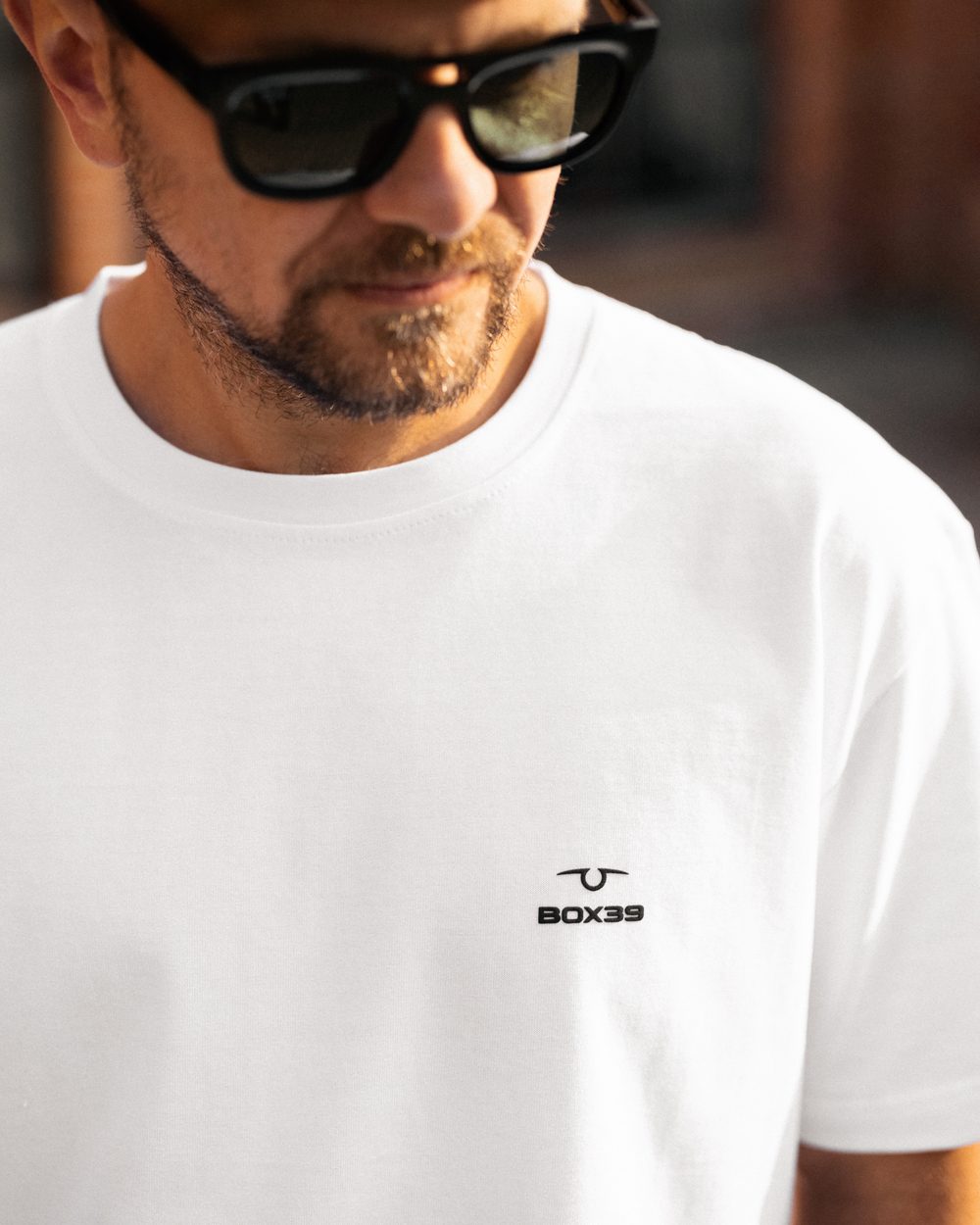 Футболка белая с лого на груди L