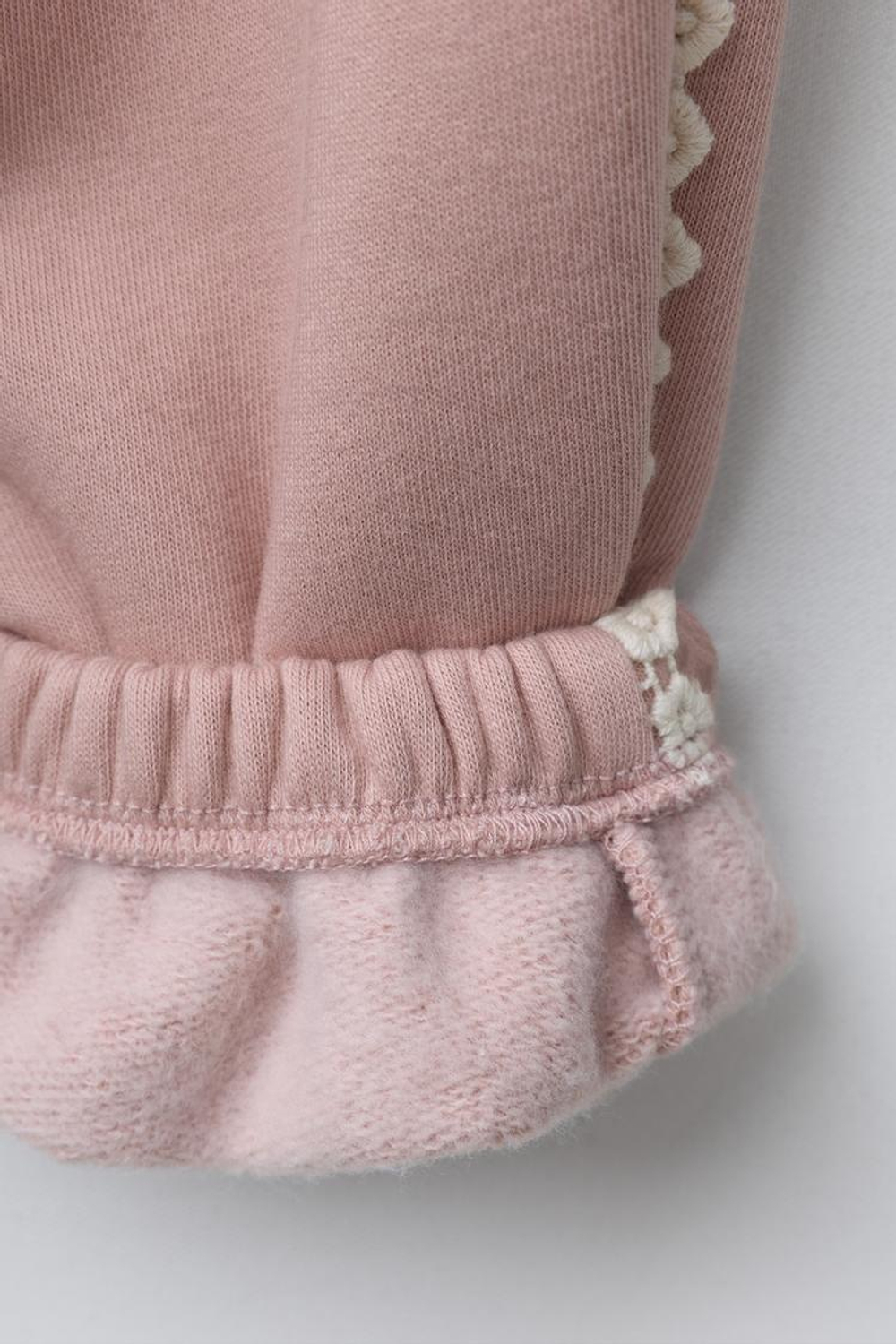 ZARA БРЮКИ-ДЖОГГЕРЫ С ЦВЕТОЧНЫМ КРУЖЕВОМ, ЦВЕТ РОЗОВОГО ДЕРЕВА