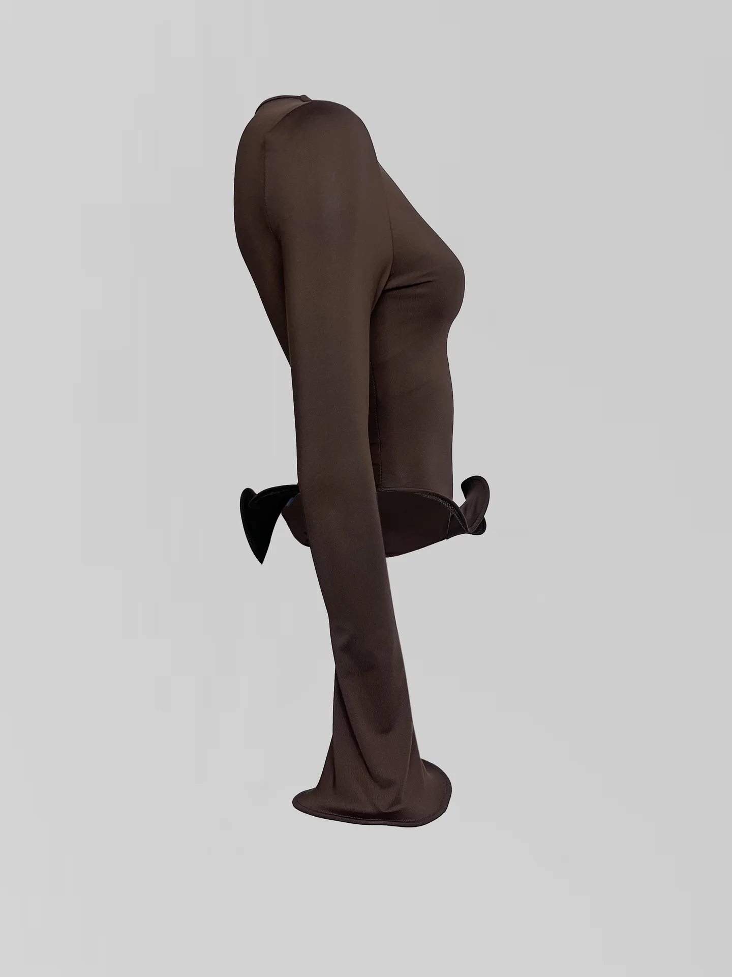 Лонгслив однотонный с расклешенными рукавами и баской