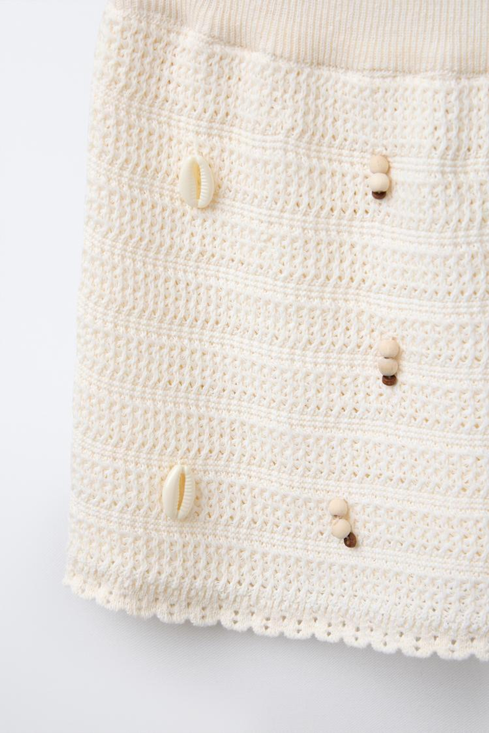 ZARA ТРИКОТАЖНЫЙ КОМПЛЕКТ ИЗ ТОПА И ЮБКИ С РАКУШКАМИ, ЭКРЮ