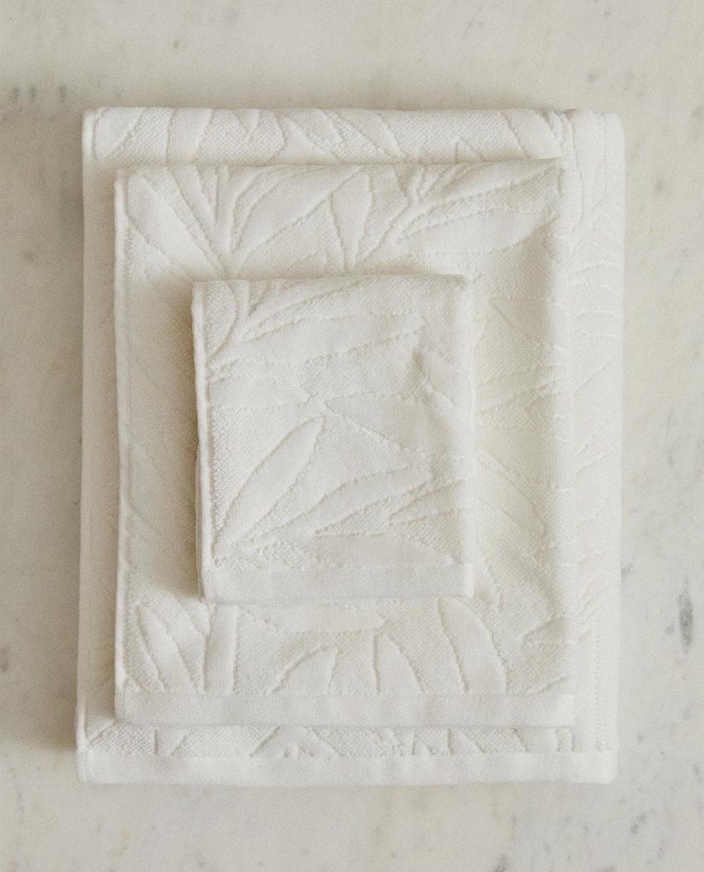 Zara Home - Жаккардовое банное полотенце в листьях, бежевый, 50х90 см