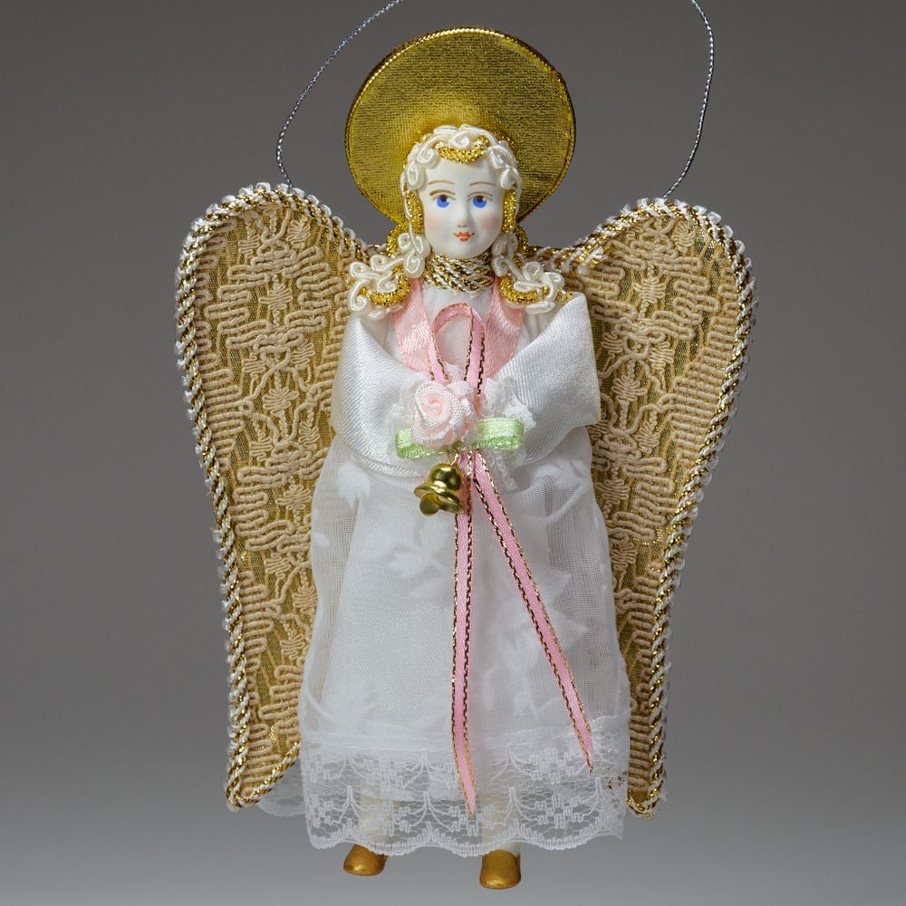 Ёлочная игрушка Ангел с розой и колокольчиком