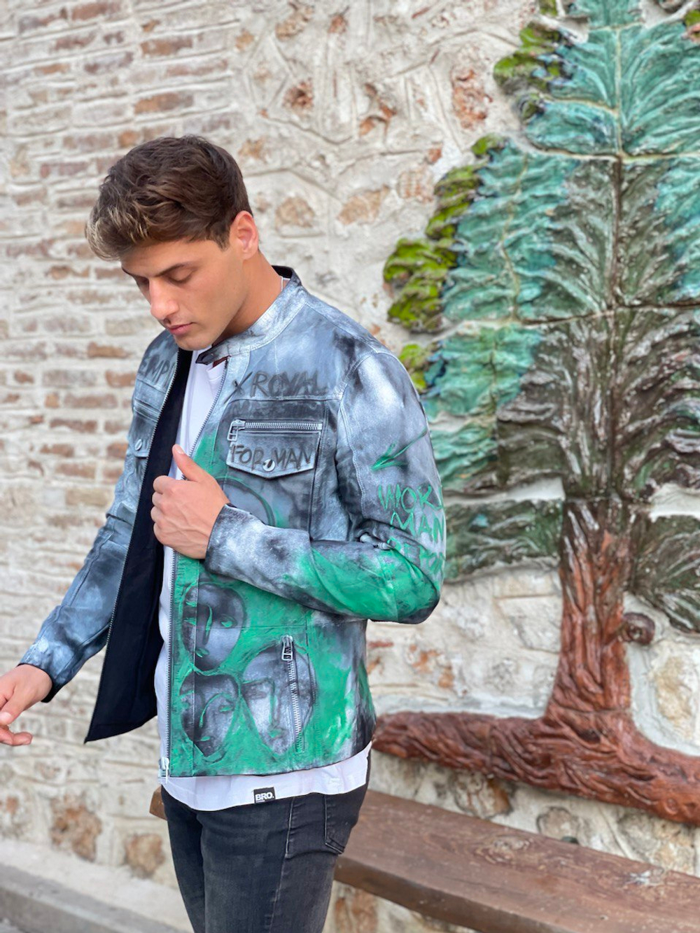 Кожаная куртка с рисунком