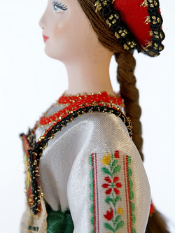 Кукла коллекционная в традиционном девичьем костюме