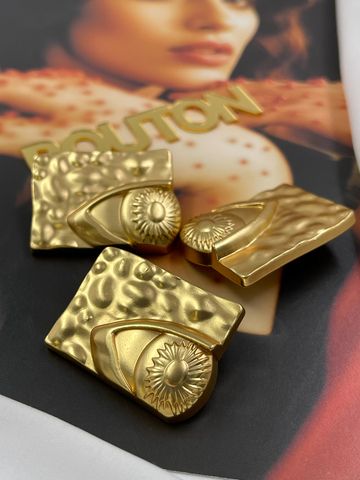 Пуговицы прямоугольной формы с глазом Скиап., матовое золото