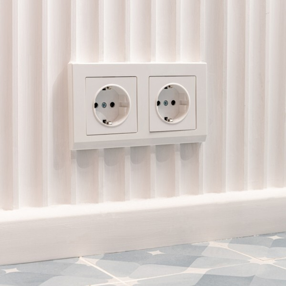 Розетка с заземлением (белый)