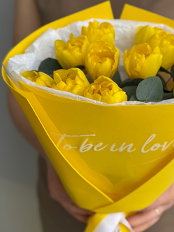 Пионовидные желтые тюльпаны премиум сорта и зелень эвкалипта в утонченном оформлении от Флора Маркет