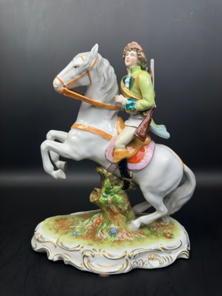 Конный охотник с ружьем