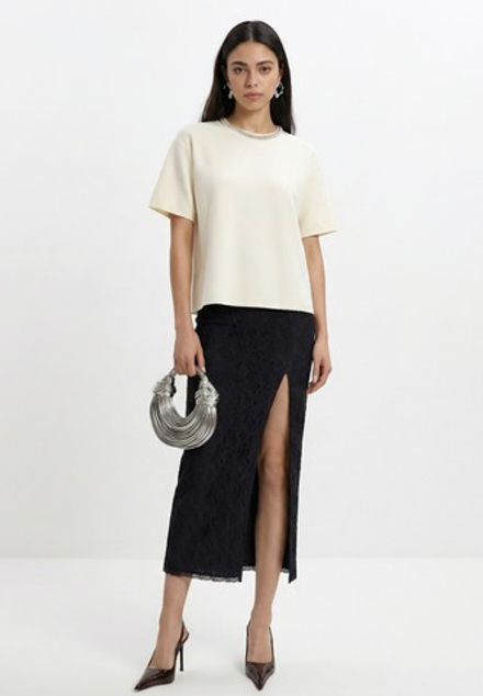 Футболка с кристаллами на воротнике