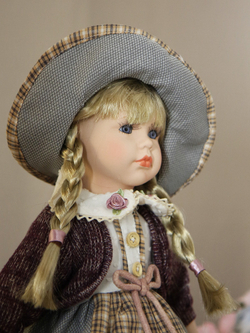 Кукла фарфоровая 16' на подставке