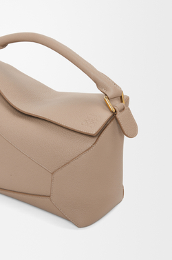 Loewe Сумка среднего размера Puzzle Edge из мягкой зернистой телячьей кожи, песочный