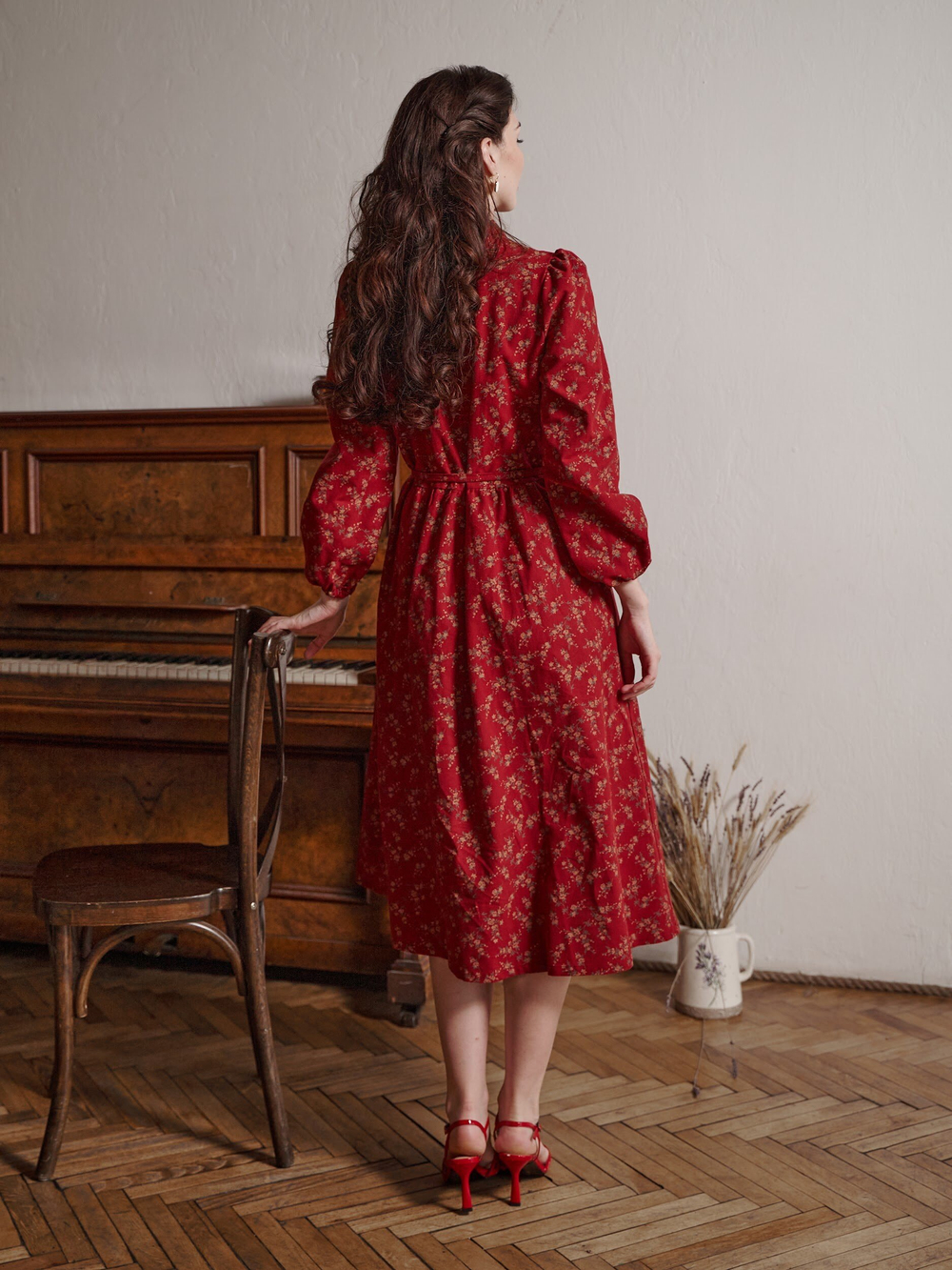 Платье с воротником стойкой