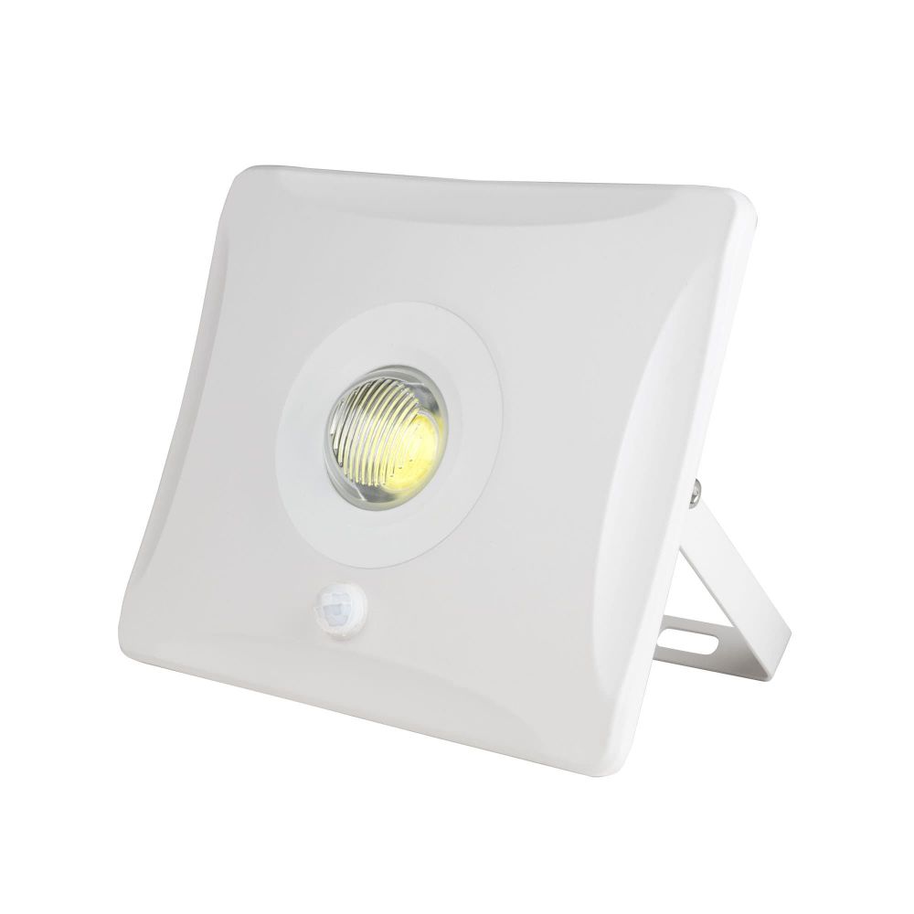 ULF-F31-30W/DW SENSOR IP65 100-265В WHITE Прожектор светодиодный с датчиком движения. Корпус белый. Цвет свечения дневной белый. Упаковка картон.