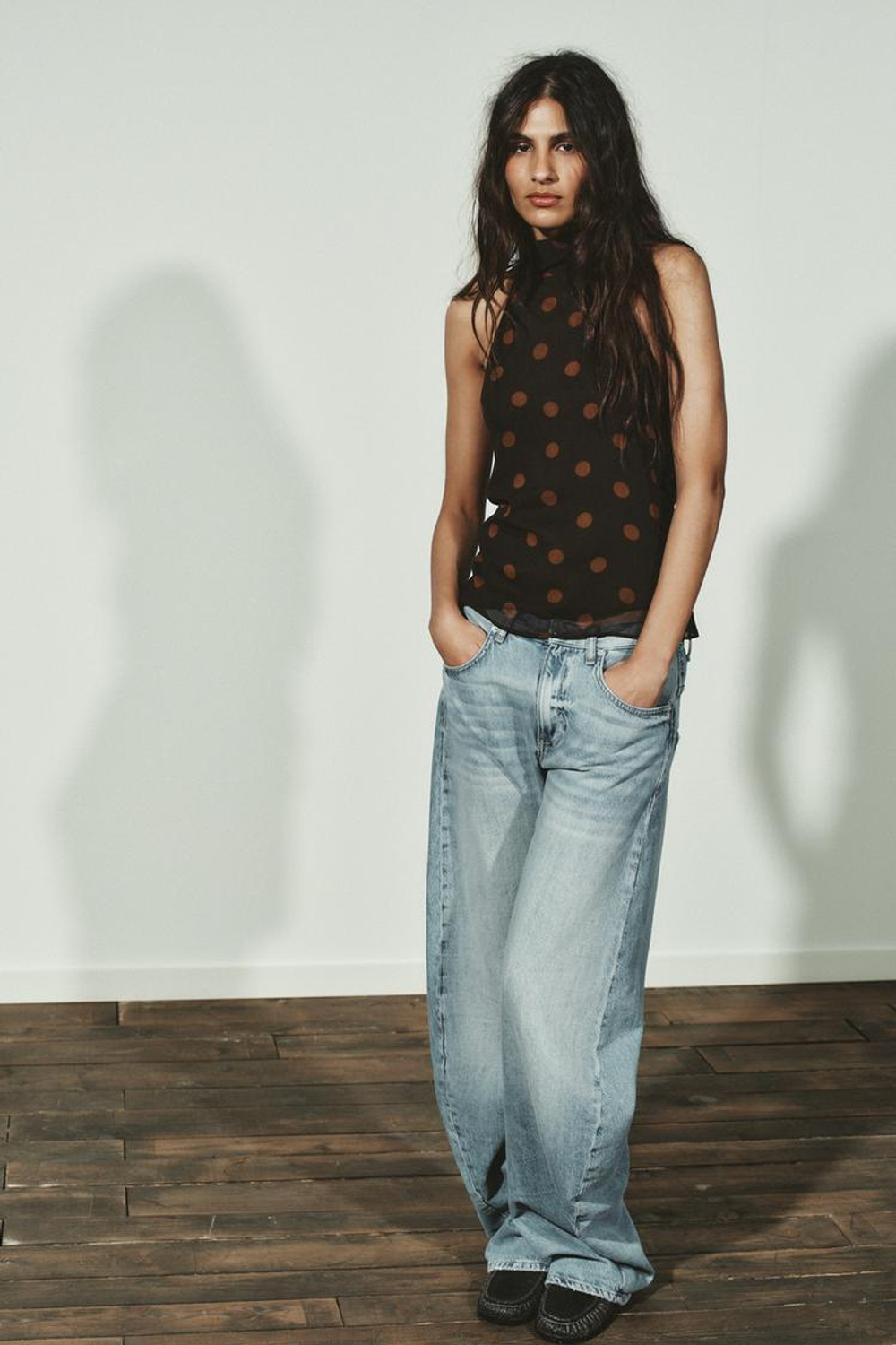 ZARA ТОП ИЗ ЖОРЖЕТА С ГОРЛОВИНОЙ ХАЛТЕР В ГОРОШЕК, ОТТЕНКИ КОРИЧНЕВОГО