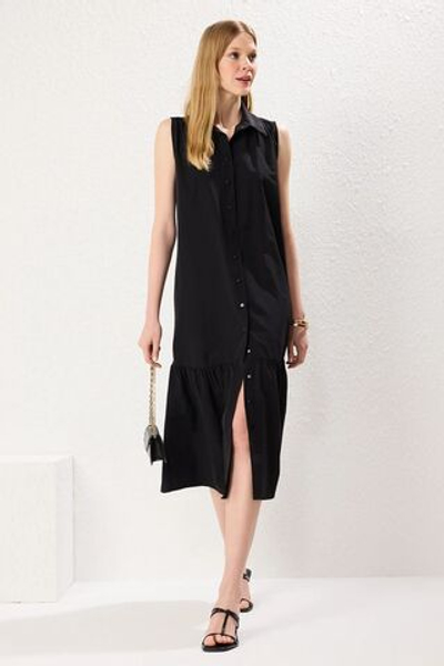 Черное прямое платье-рубашка миди с пуговицами TWOSS25EL00439