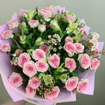 Нежный букет из розовых кустовых роз альстромерий и зелени в дизайнерской упаковке