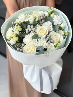 Элегантное сочетание белой гаммы сезонных цветов и зелени в утонченном букете от Флора Маркет