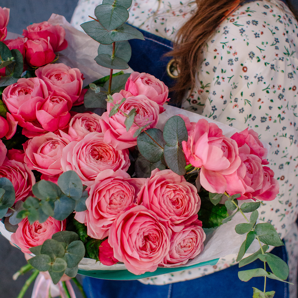 140. Вау-букет из кустовой пионовидной розы