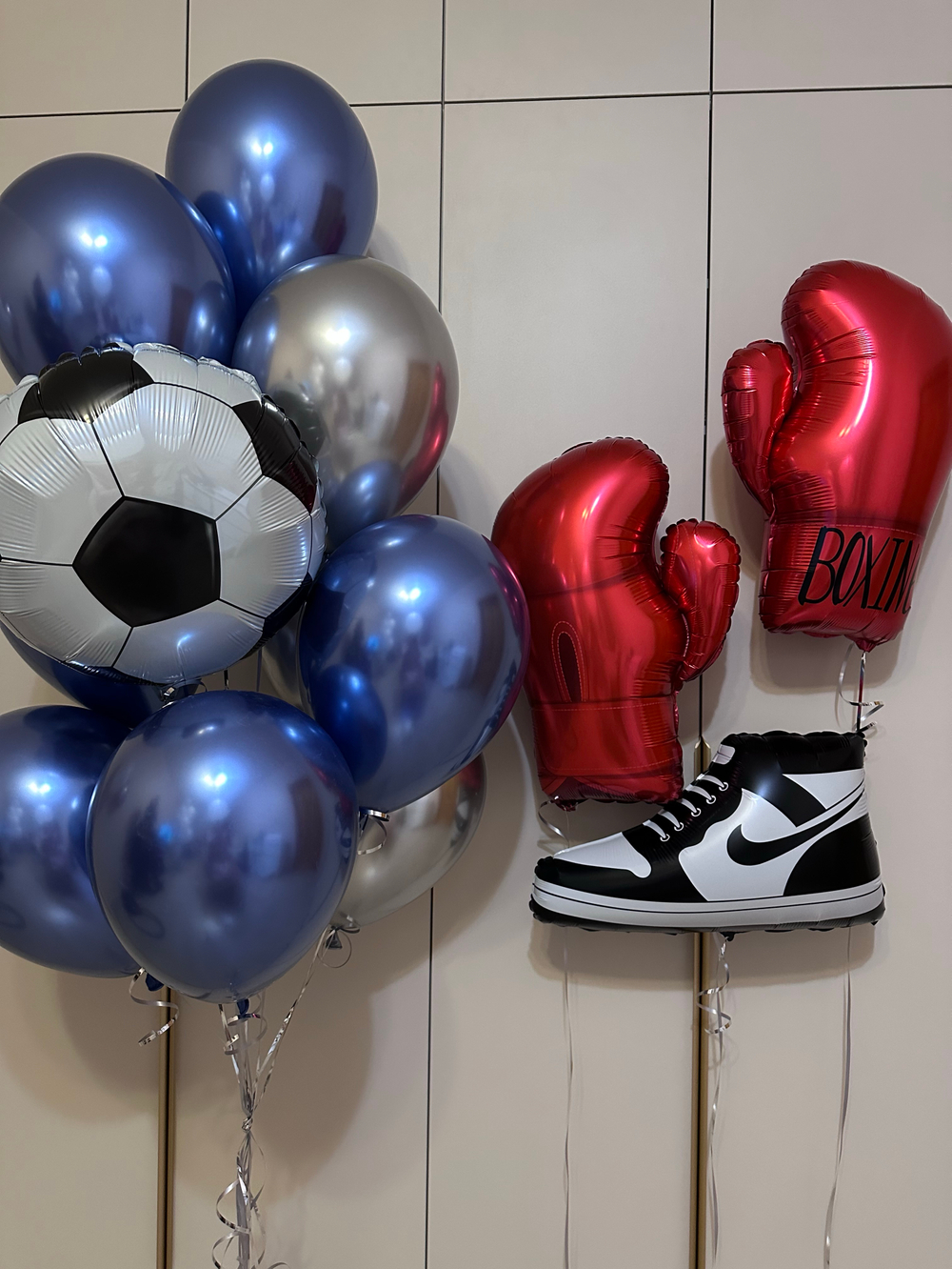 Боксерские перчатки, кроссовок с воздушными шарами