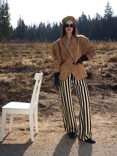 Бежевая куртка из натуральной замши