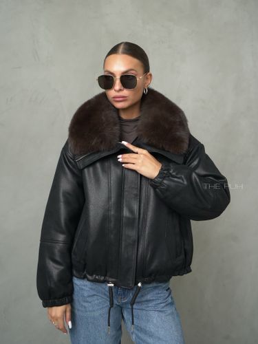 Черная куртка-пуховик из эко-кожи с накладным мехом