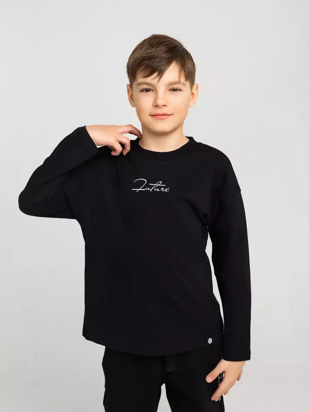 Черный костюм для мальчика в школу