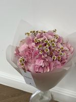 Букет из гортензии и ромашки