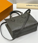 Серая сумка Louis Vuitton Onthego PM с узором монограм