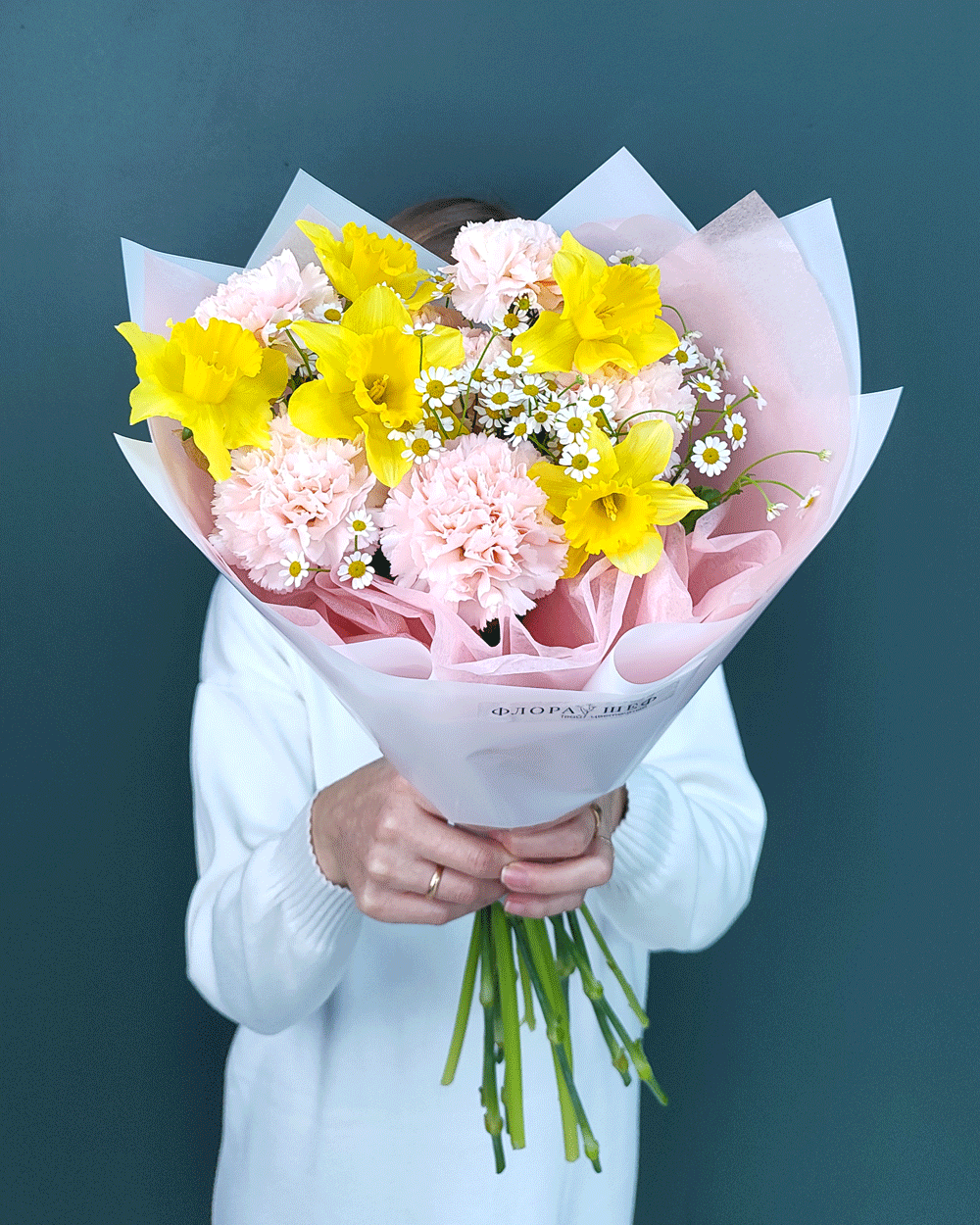 Весенний букет из нарциссов,ромашки и диантусов(00458)