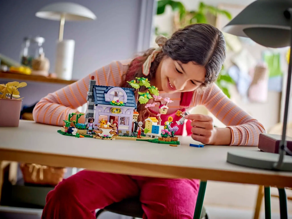 Конструктор LEGO Friends 42669 Домик и цветник пчеловода