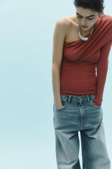 ZARA ТРИКОТАЖНЫЙ ТОП АСИММЕТРИЧНОГО КРОЯ СО СБОРКАМИ, ТЕРРАКОТОВЫЙ
