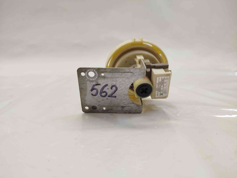 562 Датчик уровня воды (Прессостат) для стиральной машины LG SPS-l11X 6600FA1704X б/у