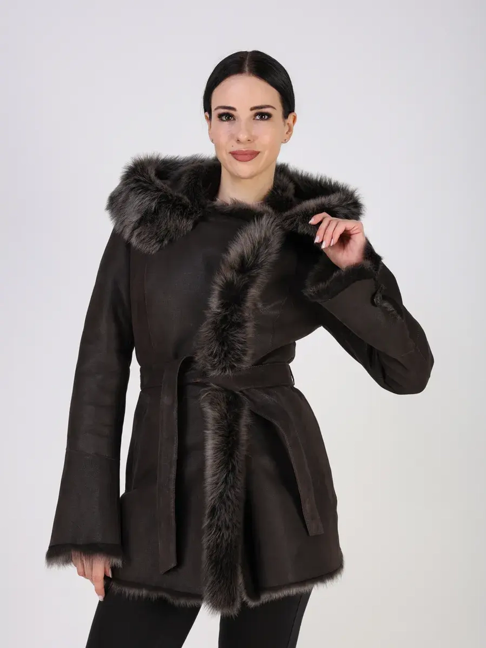 Дубленка зимняя натуральная с капюшоном короткая